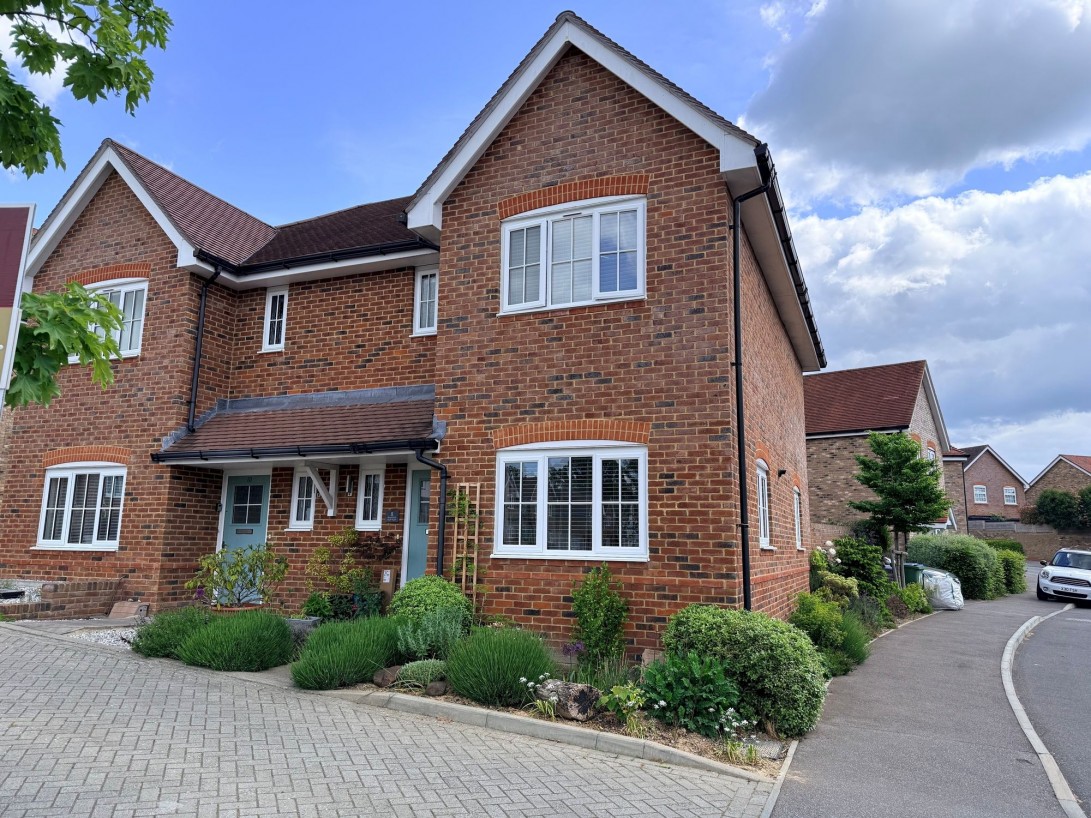 Photo of 8 Barnfield, Billingshurst