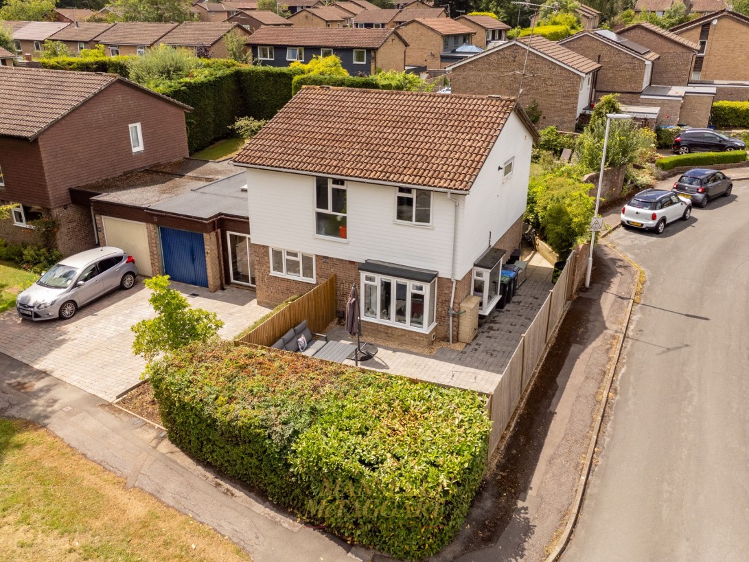 Photo of 8 Stuart Way, East Grinstead