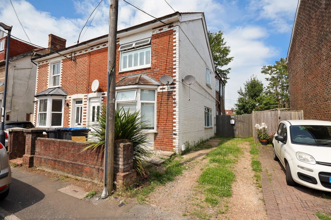Photo of 22b Newport Road, Burgess Hill