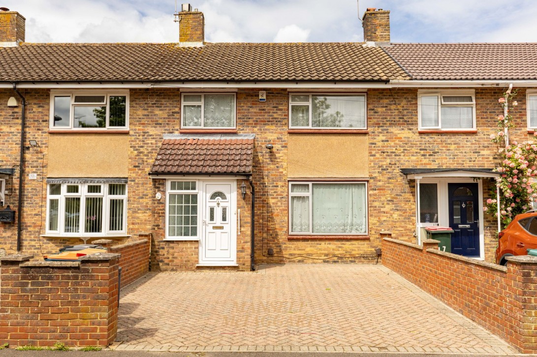 Photo of 15 Walnut Lane, Crawley