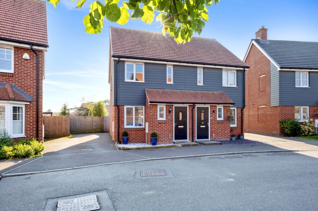 Photo of 12 Rhodes Way, Billingshurst