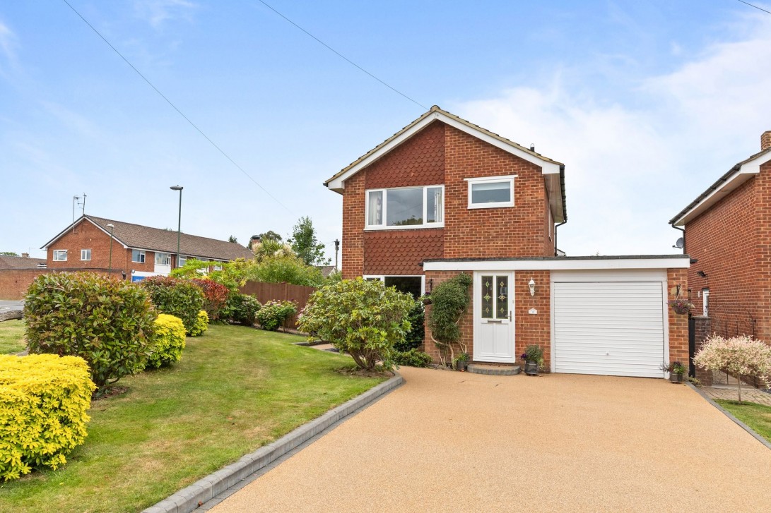 Photo of 1 Lambs Farm Close, Horsham
