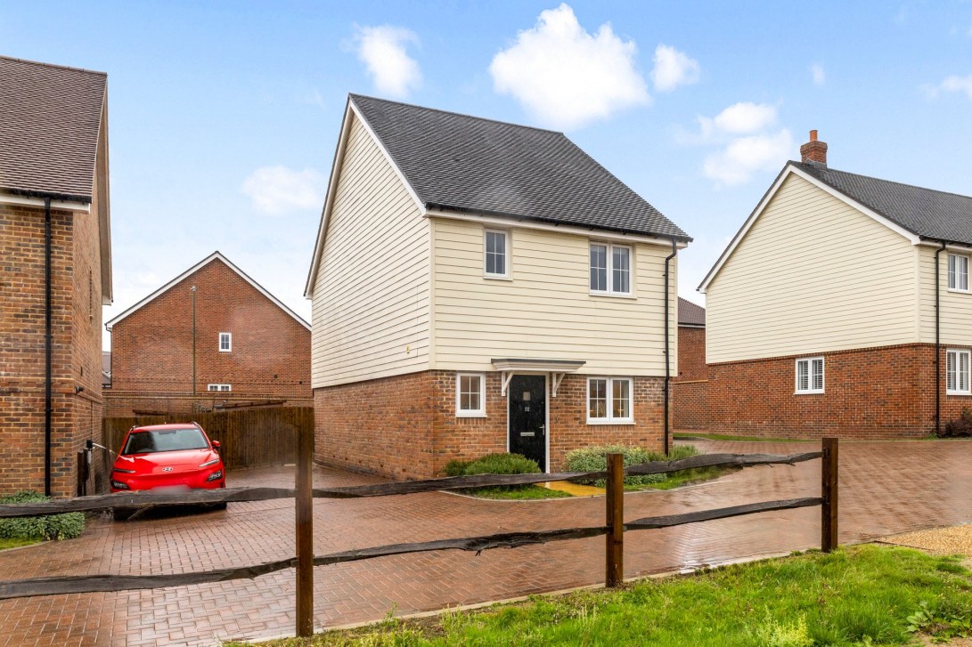 Photo of 52 Puttock Way, Billingshurst