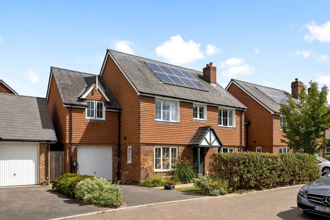 Photo of 33 Blackthorn Avenue, Billingshurst