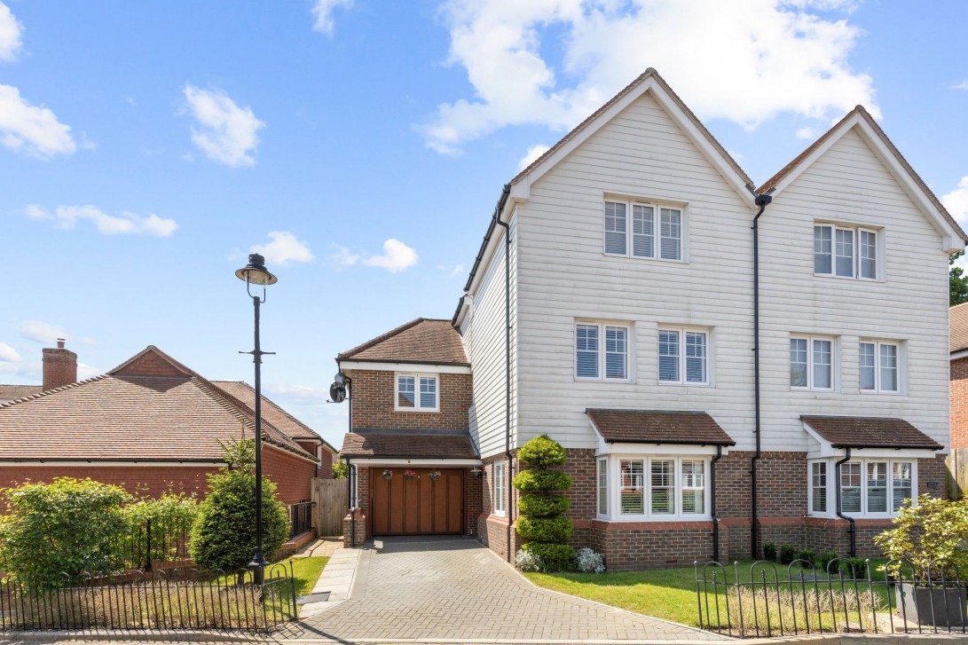 Photo of 8 Firs Close, Horsham