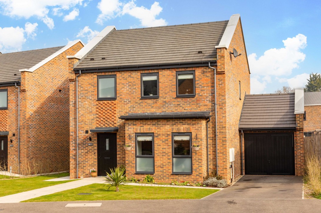 Photo of 64 Wychwood Place, Crawley
