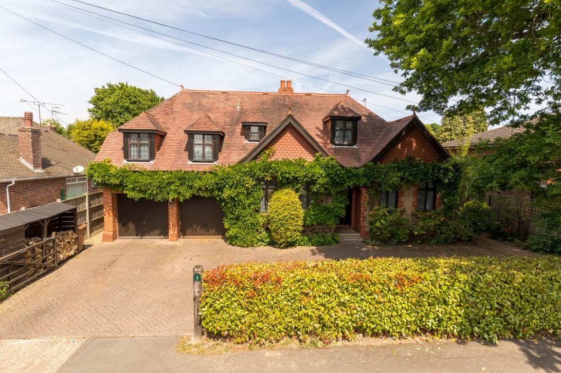 Photo of 7 Avenue Gardens, Horley