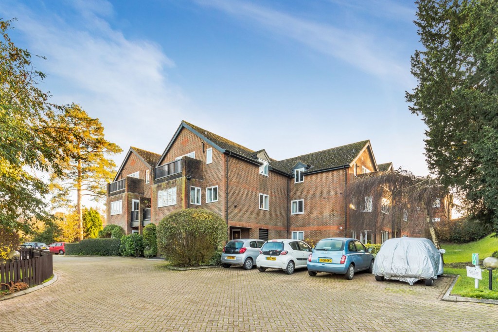 1 bed, Flat in Forest Row, RH18 5DZ - Price £95,000 - Ref:88e22923-783d ...