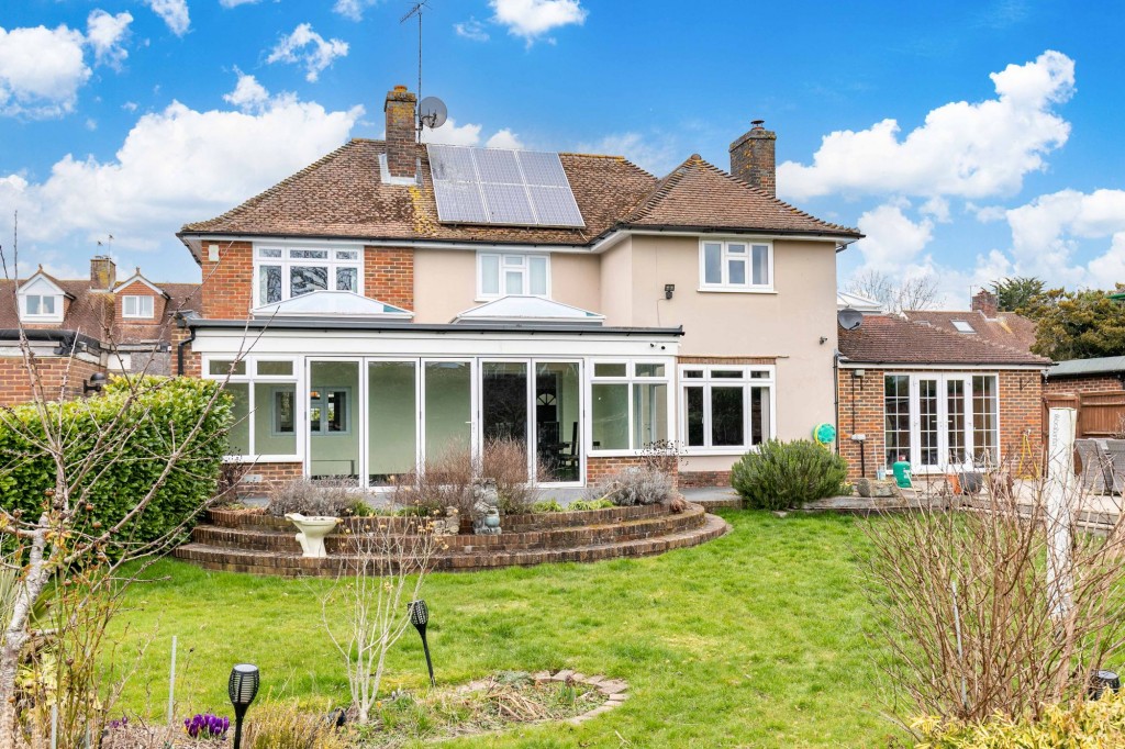 4 bed, Detached House in Lingfield, RH7 6BP Price £750,000 Ref