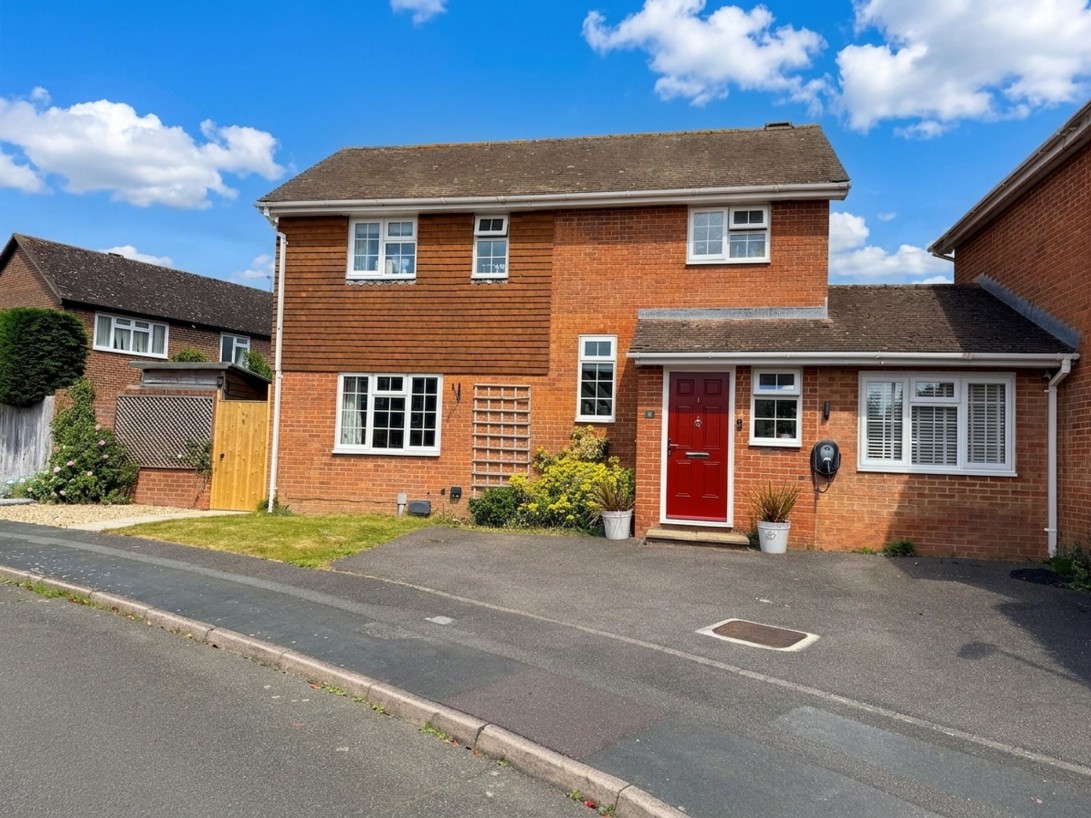 Photo of 1 Farriers Close, Billingshurst
