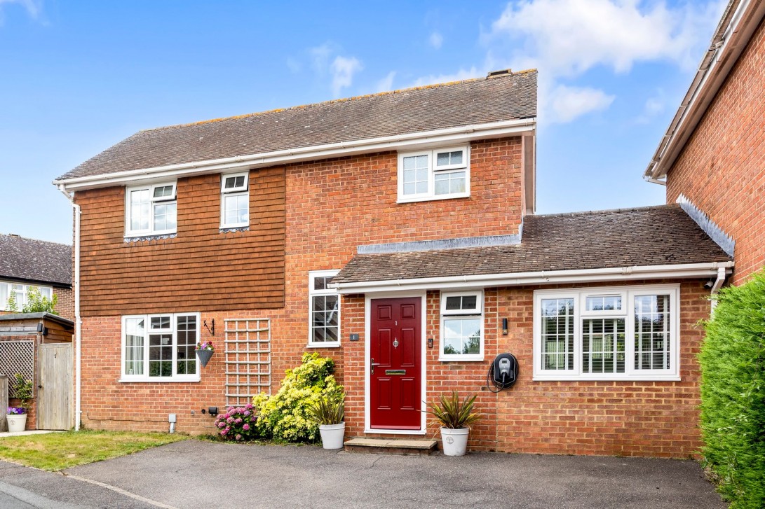 Photo of 1 Farriers Close, Billingshurst