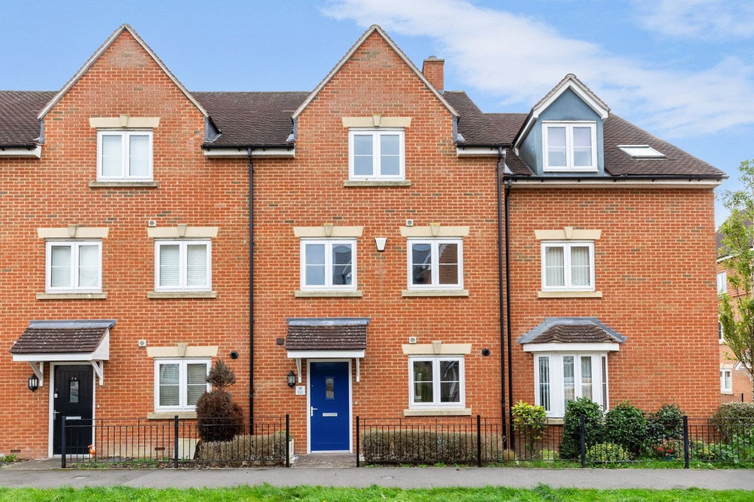 Photo of 18 Ellis Road, Horsham