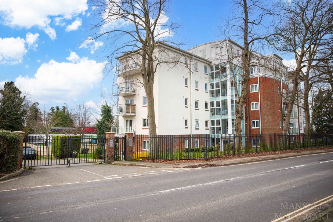 Photo of Flat 14, Turners Hill Road, Crawley
