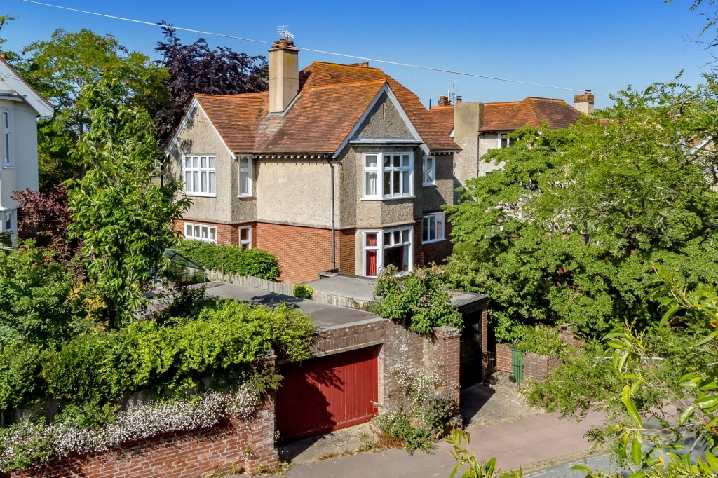 6 bed, Detached House in Lewes, BN7 1QS Price £1,250,000 Ref