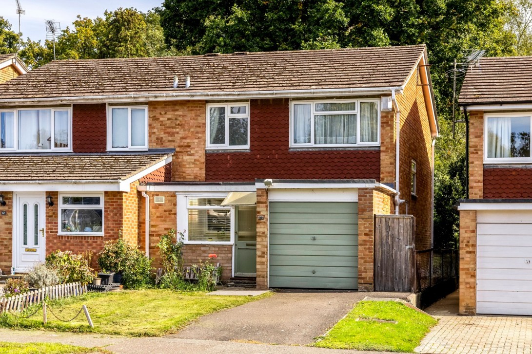 Photo of 10 Broomfield Drive, Billingshurst