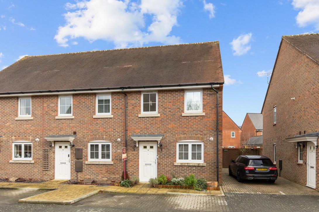 Photo of 8 Clifton Close, Horsham