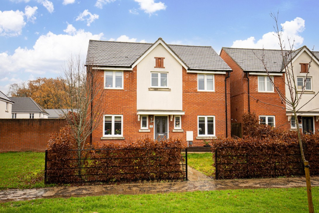 Photo of 9 Riverside Walk, Crawley